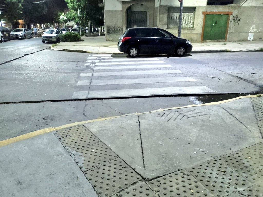 alez_arg's tweet photo. Uy pero éstos ciclistis que #nirispitinnidi!!
#muertealpeaton #taparampa #malestacionado
#uynotevi senda peatonal, tal vez debería tener colores claros, luz, pintura reflectiva. Ah, no. https://t.co/OjYxS72Qej