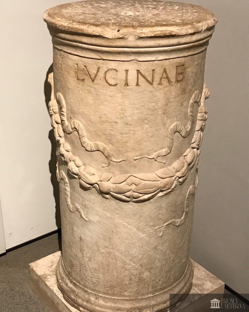 ValeriaAugusta8's tweet photo. Base circulaire avec une inscription pour Dea Lucina (déesse invoquée lors des accouchements). En marbre blanc et datée de la moitié du Ier s. ap. J.-C., elle a été retrouvée dans la Domus Tiberiana sur le Palatin. Elle est exposée au Musée du #Palatin à #Rome.
@parcocolosseo https://t.co/SLKGMWKnLJ
