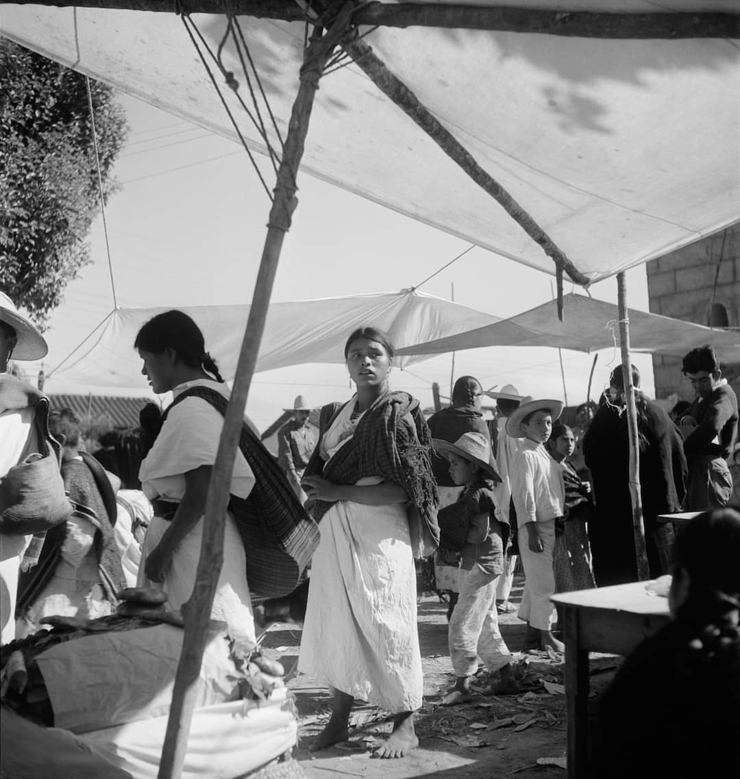 chemakidkahuna's tweet photo. Visita la exposición "Pierre Verger en México. Con los pies en la tierra"
📷 Pierre Verger. “Escena de tianguis, fiesta al Patrón del Santo Entierro”. Huauchinango, Puebla, 14 al 21 de febrero de 1937
#FotográficaMx #PierreVerger #México #folclor https://t.co/TuEq8AWAic