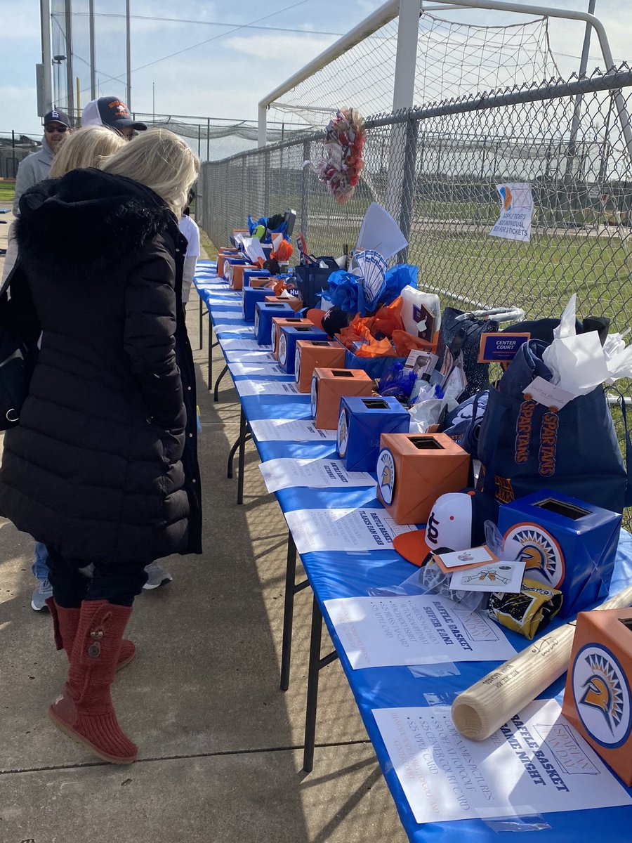 Fan Day/Meet the Spartans was a huge success!  Thank you to all the parents who helped make this a special event for the kids. <a href="/kfinnesand/">Kerri Finnesand</a> <a href="/SpartanCrazies_/">THE Spartan Crazies</a> <a href="/genlopardo/">𝙶𝚎𝚗𝚎𝚟𝚒𝚎𝚟𝚎 𝙻𝚘𝚙𝚊𝚛𝚍𝚘, 𝙴𝚍.𝙳.</a>