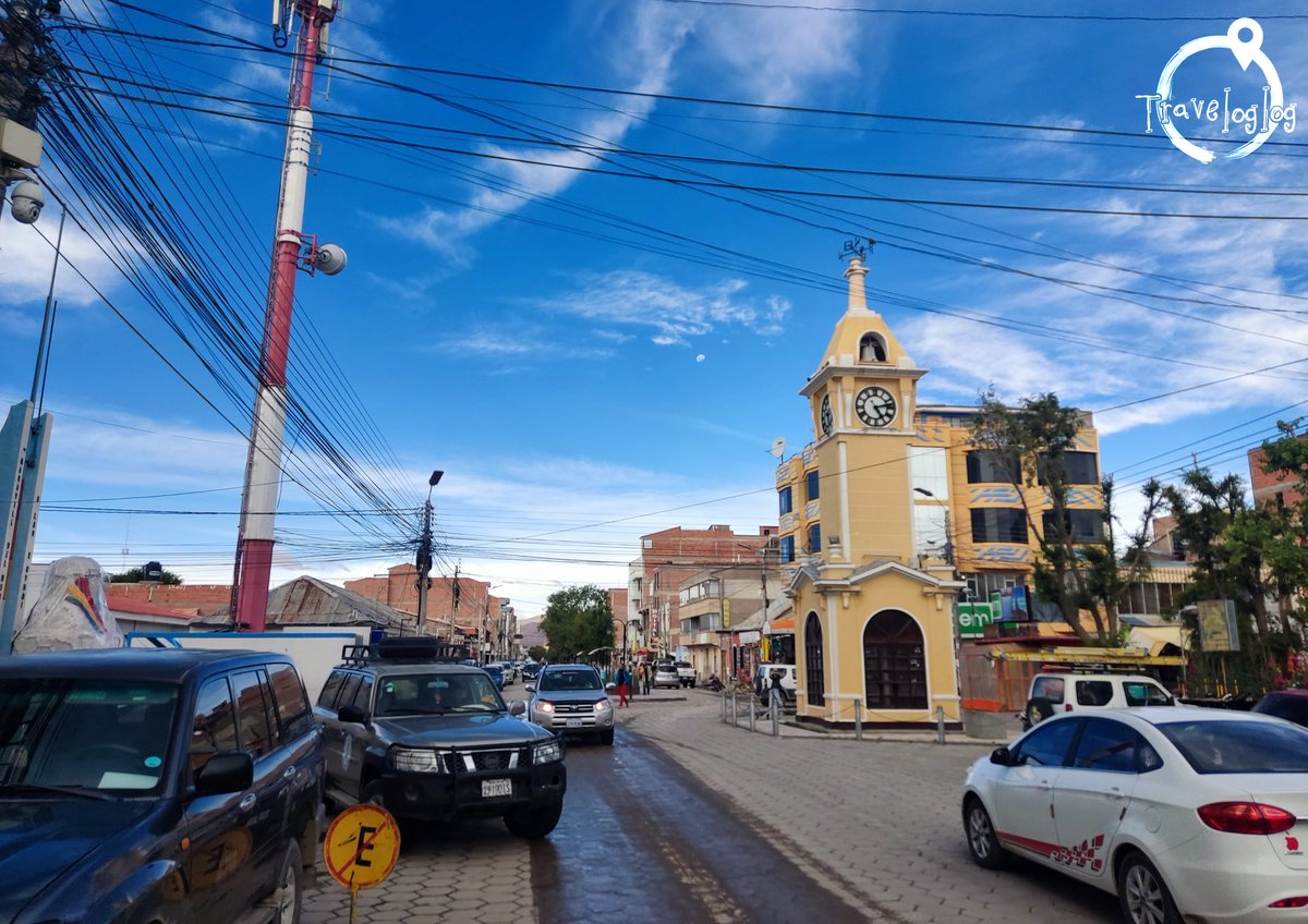 の風景🇧🇴 ウユニの街中の様子 有名だし、それなりに観光地化しているのかと思ったら、ウユニの街中は驚くほど田舎でした。 夜になるとBBQのお店が！ ワイルドなオーナーが焼くお肉が美味しくて、ここ2回も行っちゃいました😆