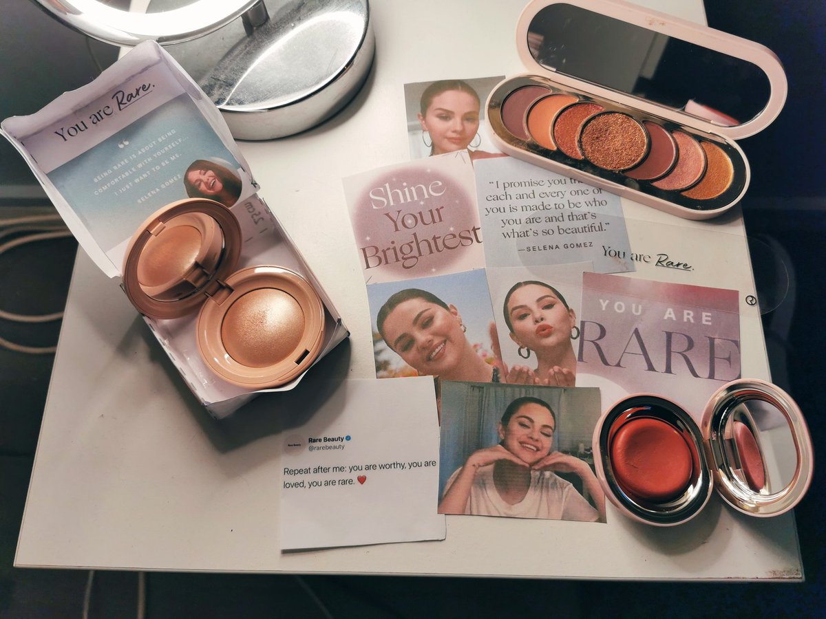 chloegomezuk's tweet image. I made my own #RareBeauty box Package along with pictures of  #rarereminders and Selena! It is the cutest packaging I&apos;ve ever made for self love and being kind to myself💗
@rarebeauty @SelenaFanClub @selenagomez