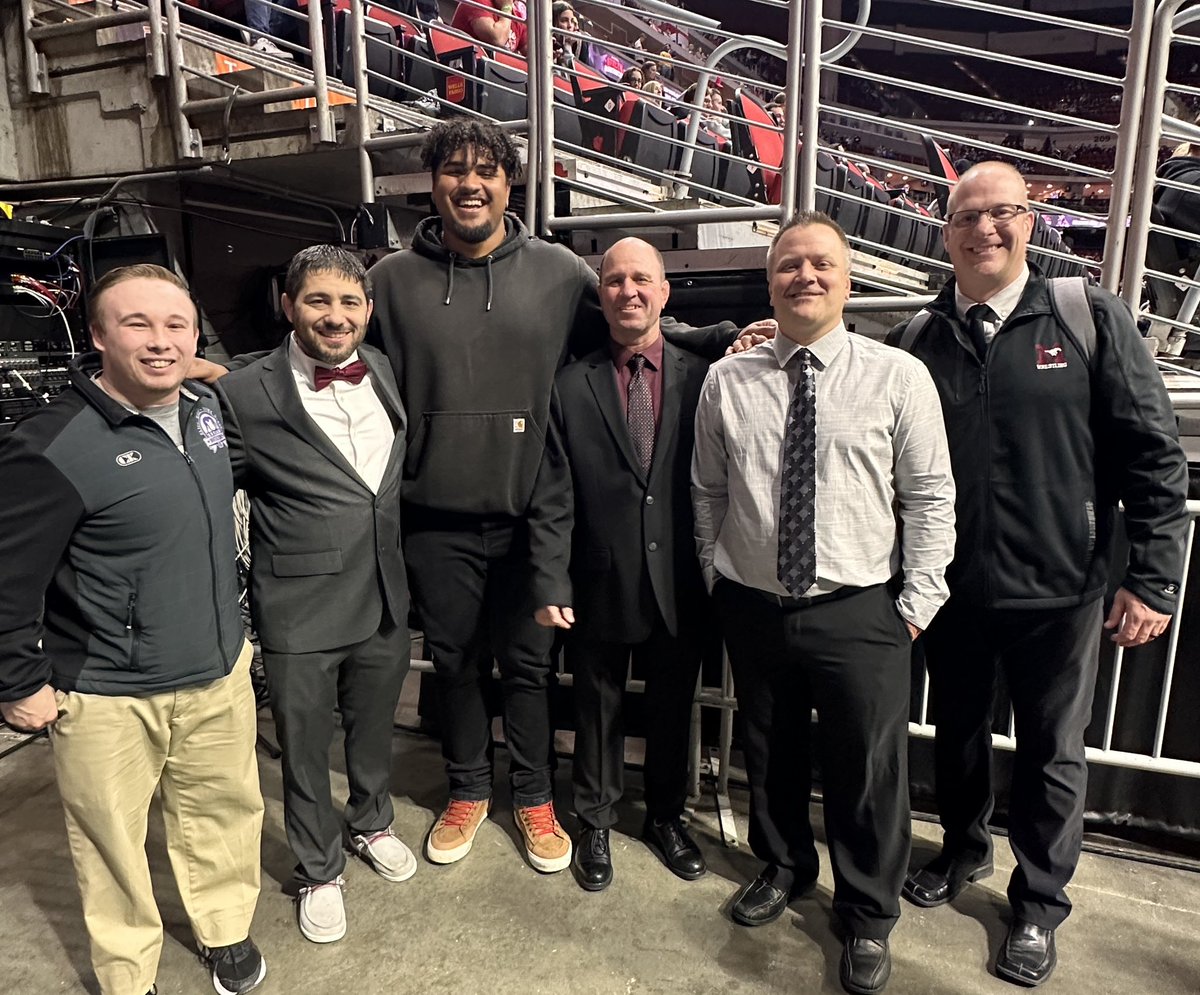 MV_Wrestling's tweet photo. Surprise Guest presenter for @kylejaspers the JH Coach of the Year! Thank you @TristanWirfs78 for showing up for this occasion! https://t.co/D1ZWIEjnYx