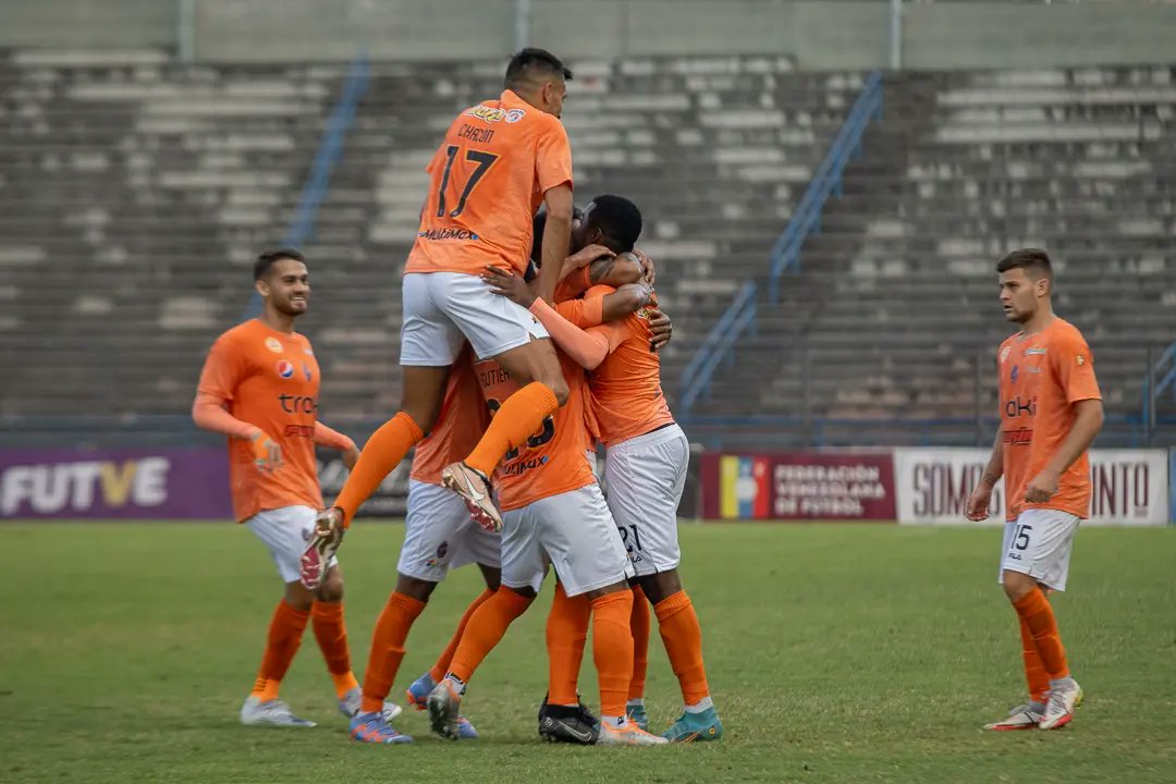 El Deportivo La Guaira venció 2 a 0 al vigente campeón de liga Metropolitanos, en el Olímpico de Caracas.

El partido se definió en la segunda mitad con goles de Ronaldo Chacón y el panameño Richard Peralta. <a href="/DvoLaGuaira/">Deportivo La Guaira 🔱</a> #LigaFUTVE #futbol #soccer