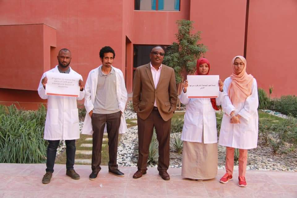 aswagalmal's tweet photo. منقول من صفحة أحد أبناء #السودان
البررة ، العلامة بروف نمر البشير. 

صورة مع  جزء من فريق البحث  طلابي في جامعة تكساس A&amp;M خريجي جامعة الخرطوم في اطار حملة اعادة بناء جامعة الخرطوم.
#حملة_دعم_جامعة_الخرطوم https://t.co/Ew9yOjNXet