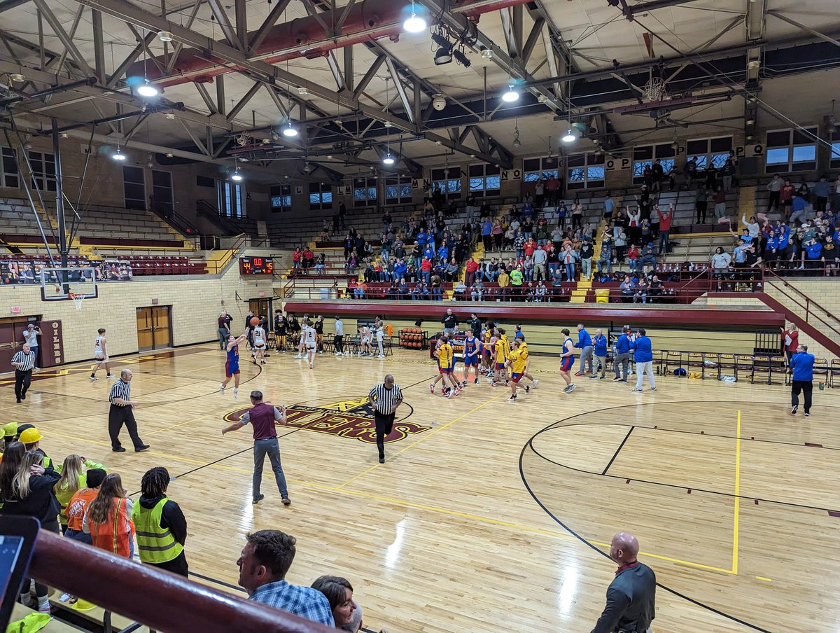 In a thrilling regional opener @RoxanaAthletics defeats @OilerAthletics 45-44 in the #IHSA 2A regional. Aiden Briggs with two huge free throws with 9 seconds left to put the Shells on top and the Oilers final heave fell just short

Great game. @STLhssports @1071TheBigZ #618hoops