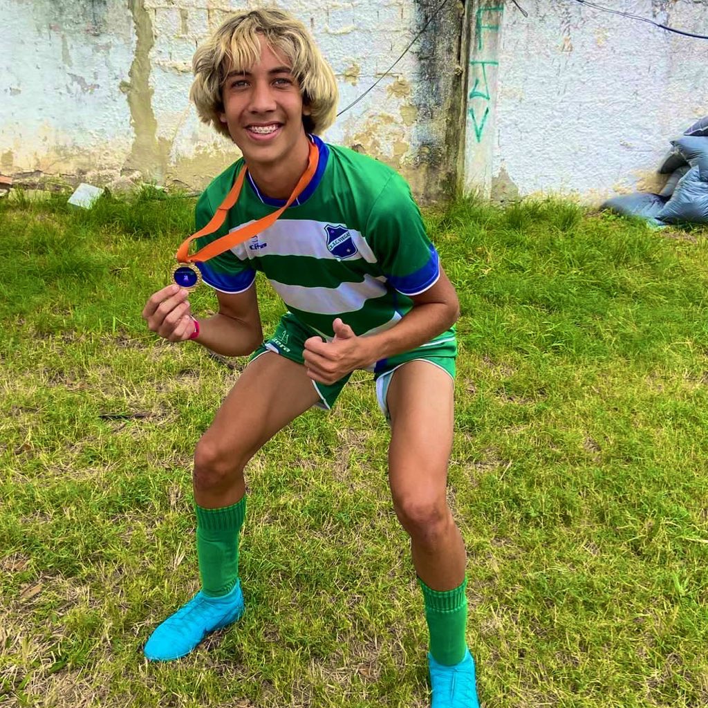 curiosidadesdb's tweet photo. CURIOSIDADES DA BOLA🇧🇷✍🏽

O apelido do influenciador Xurrasco surgiu numa partida de futebol. Ele foi bater uma falta e o cara gritou “se você fizer te pago um churrasco”. O garoto fez e a torcida cantou em coro “Churrasco, churrasco, churrasco”

AHAUAHAUAHAUAHAUAHAUAHAU https://t.co/mSWN5KIjaD