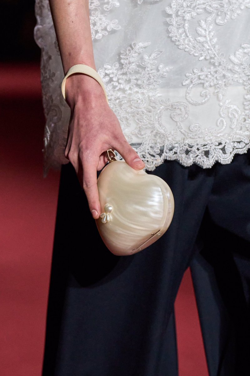 saintdoII's tweet photo. love how simone rocha made pearl bags in different shapes a staple piece that you’ll see in every collection she puts out https://t.co/YAmSnQFsDy