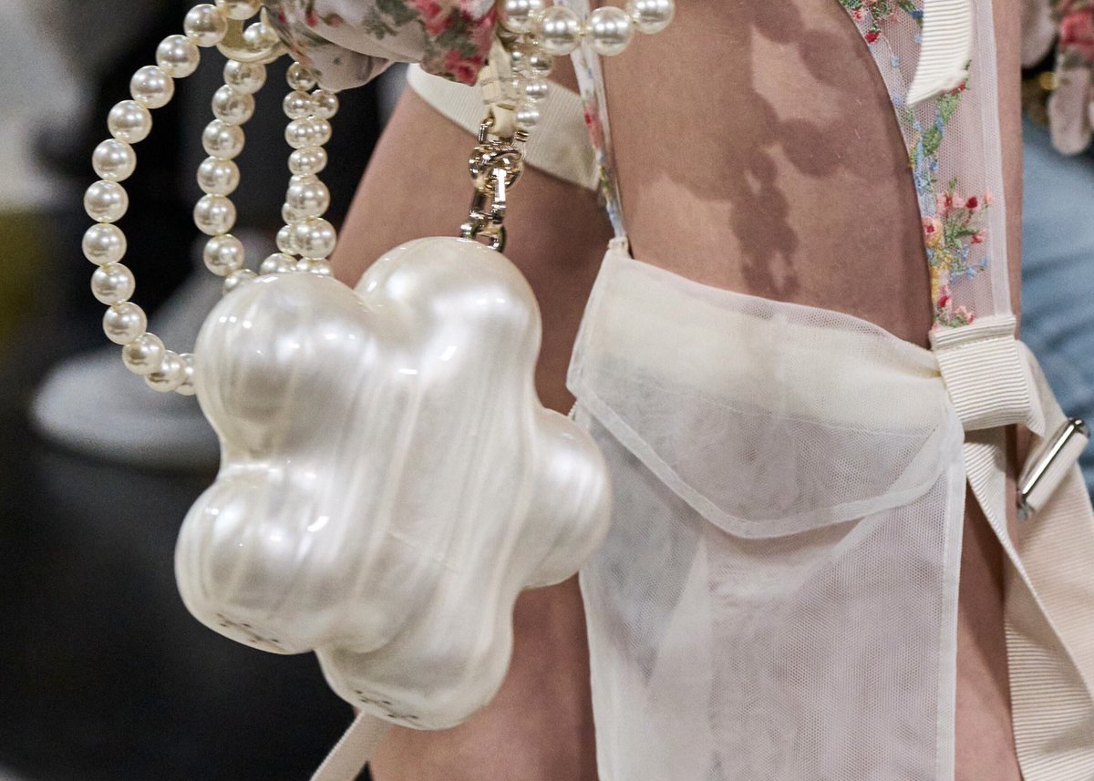 saintdoII's tweet photo. love how simone rocha made pearl bags in different shapes a staple piece that you’ll see in every collection she puts out https://t.co/YAmSnQFsDy