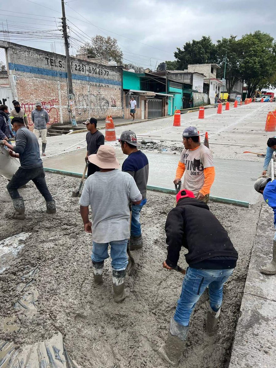 ahuedricardo's tweet photo. En estos momentos avanzamos el colado de concreto Hidráulico en la Av. Lázaro Cárdenas, se agradece la comprensión de la ciudadanía por las molestias que se generan. 

Esto es con la finalidad de mejorar la vialidad. https://t.co/efkz099d73