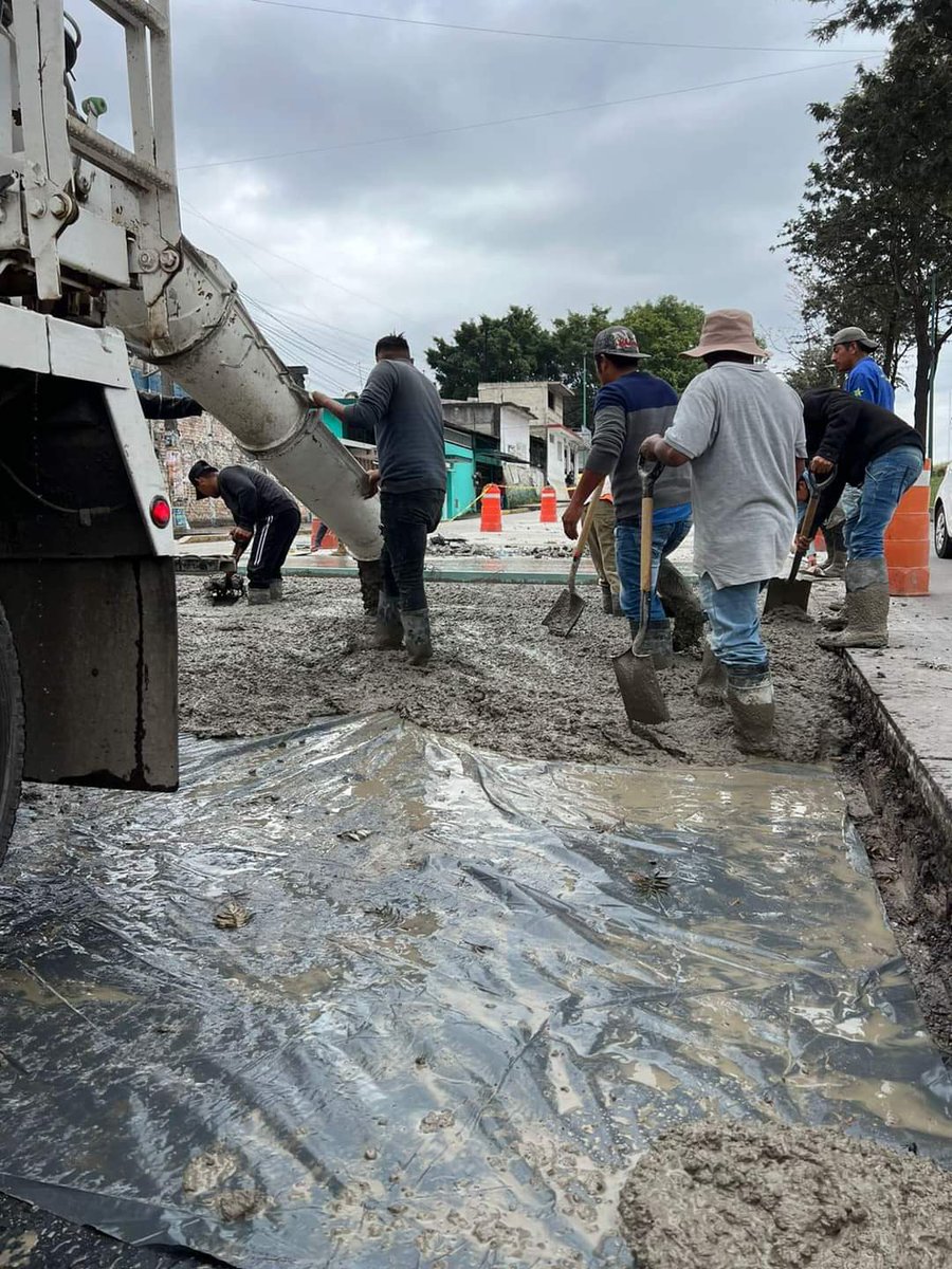 ahuedricardo's tweet photo. En estos momentos avanzamos el colado de concreto Hidráulico en la Av. Lázaro Cárdenas, se agradece la comprensión de la ciudadanía por las molestias que se generan. 

Esto es con la finalidad de mejorar la vialidad. https://t.co/efkz099d73