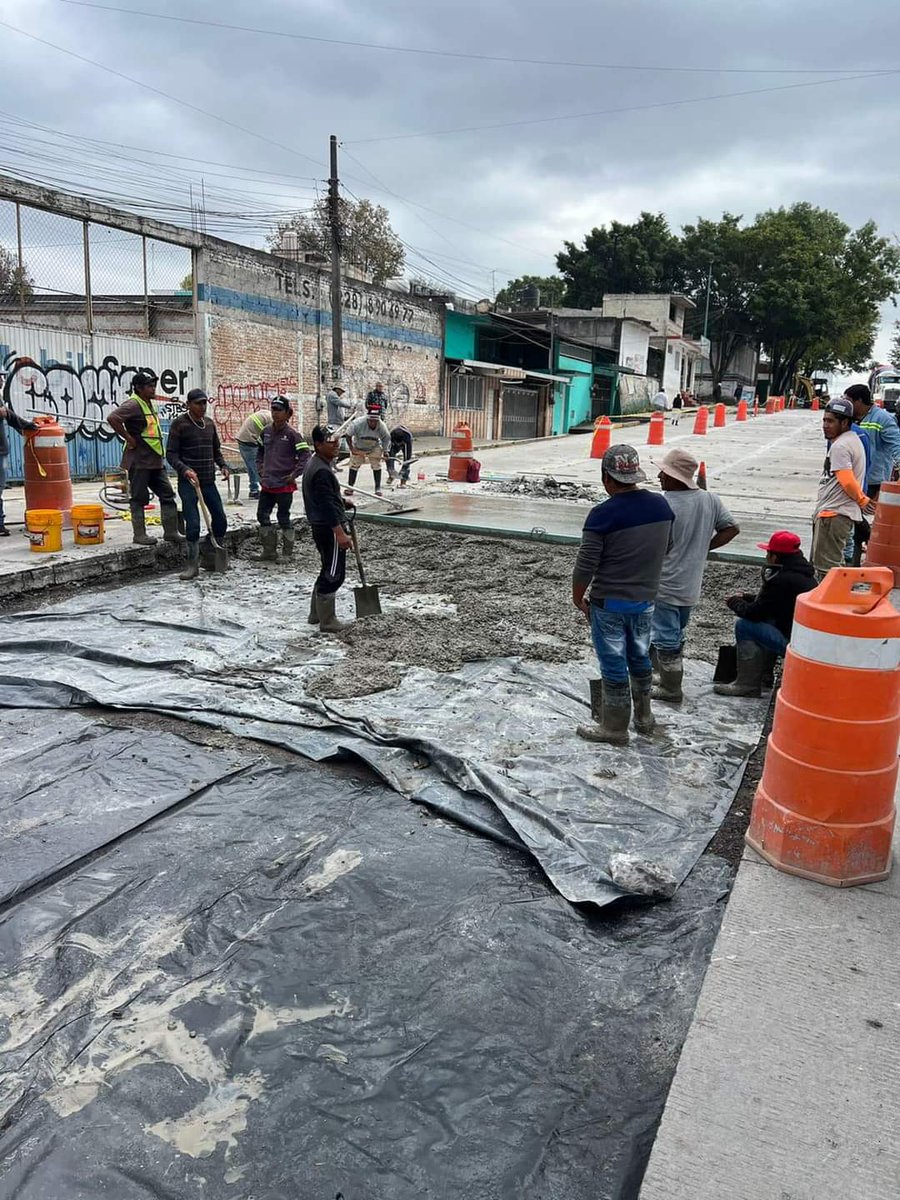 ahuedricardo's tweet photo. En estos momentos avanzamos el colado de concreto Hidráulico en la Av. Lázaro Cárdenas, se agradece la comprensión de la ciudadanía por las molestias que se generan. 

Esto es con la finalidad de mejorar la vialidad. https://t.co/efkz099d73
