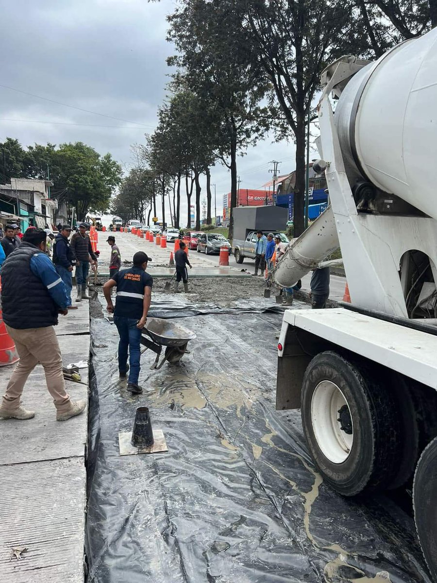ahuedricardo's tweet photo. En estos momentos avanzamos el colado de concreto Hidráulico en la Av. Lázaro Cárdenas, se agradece la comprensión de la ciudadanía por las molestias que se generan. 

Esto es con la finalidad de mejorar la vialidad. https://t.co/efkz099d73