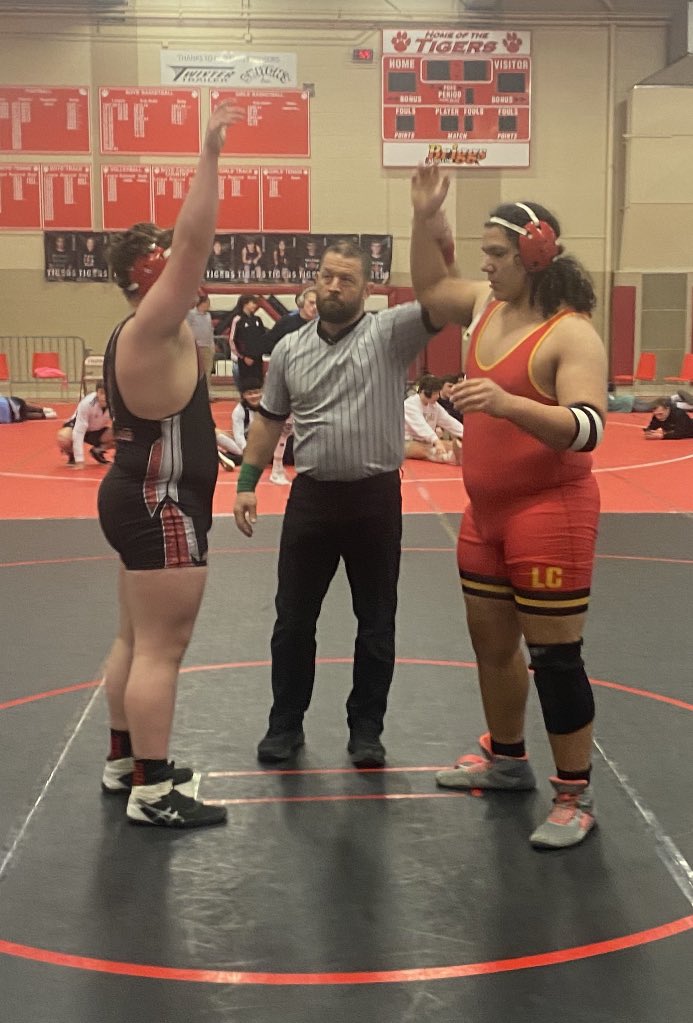 LabetteCoWrest's tweet photo. Chris Stephens with the Fall in the second period! He’s going to State at HWT and will wrestle for 3rd &amp; 4th. 🐻🔴🟡 https://t.co/opijMRxEhE