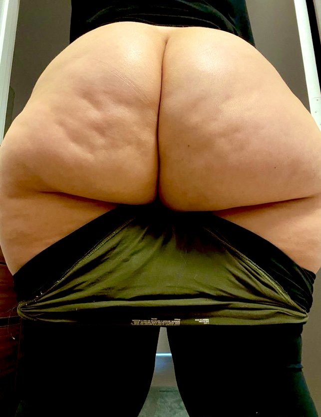 La razón principal por la que  he estado llegando tan tarde siempre que salgo.

Son sus pantalones apenas pueden caber en esas nalgas gordas y tentadoras que tiene ~ ♡