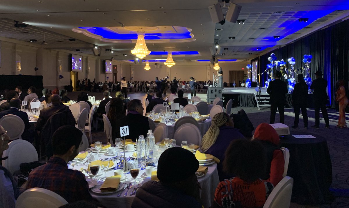 gmarchildon's tweet photo. Salle + que comble! 800 personnes, il paraît. Bravo @CentrefrancoT pour cette mirifique soirée Gala du Mois de l’histoire des Noirs/es! Ravi d'y être pour représenter @collegeboreal avec presque 2 douzaines d'étudiant.e.s.
#francophonie #GrandToronto #MHN2023 #TOfr https://t.co/utnZX4DUeM