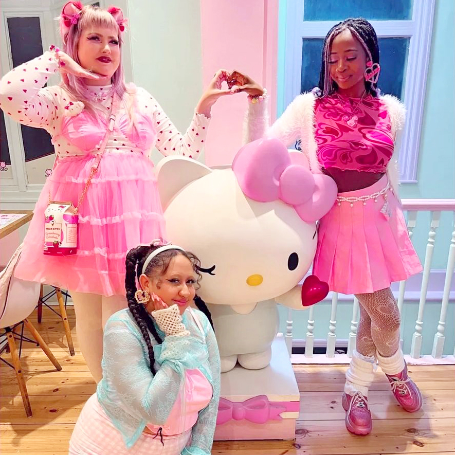 artbox_cafe's tweet image. Camera eats first 🍨📸
When everything you do is about that cute aesthetic, just like the wonderful @roxiesweetheart 💗

Have you and your besties visited the #HelloKittyCafe yet? With so many super cute treats, you're sure to find something to match your personality perfectly!