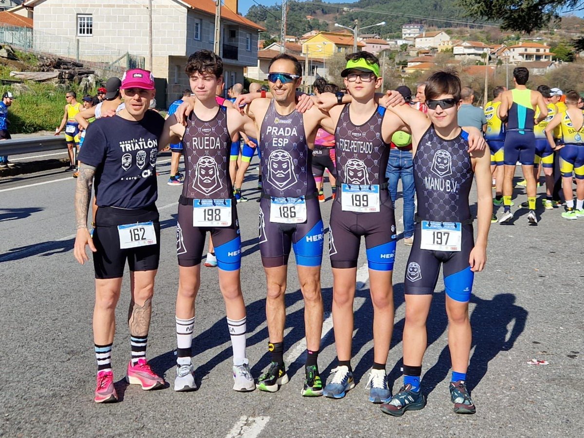 clubherculest's tweet photo. Duatlon de Poio con los recién estrenados juveniles debutando en la distancia sprint, acompañados de algún padre y entrenador. En sus categorías, Iago Prada ha conseguido la primera posición y Lara Solsona la segunda. ¡Enhorabuena a todos!

@Depucoruna @coruna_deportes https://t.co/lc5jQ1SYoY