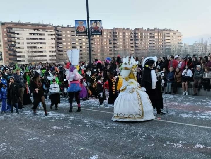 gemma_quer's tweet photo. Gaudint de la rua de carnaval 
#carnaval2023 #18defebrer https://t.co/mcv6SkxfGA