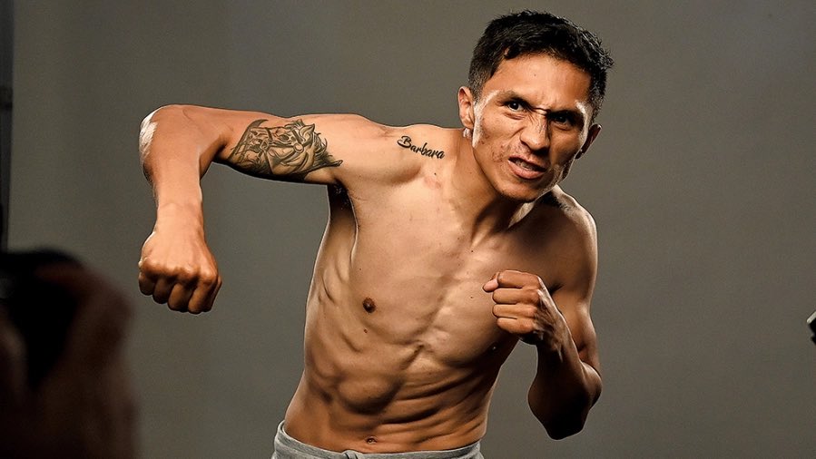 2firs's tweet image. LARA CROWNED CHAMPION 👑

🇲🇽 @bronco_lara drops Leigh Wood before the Englishman’s corner throws in the towel, and claims the WBA featherweight title. 💥

AND THE NEW… 🙌

#Boxing #WoodLara