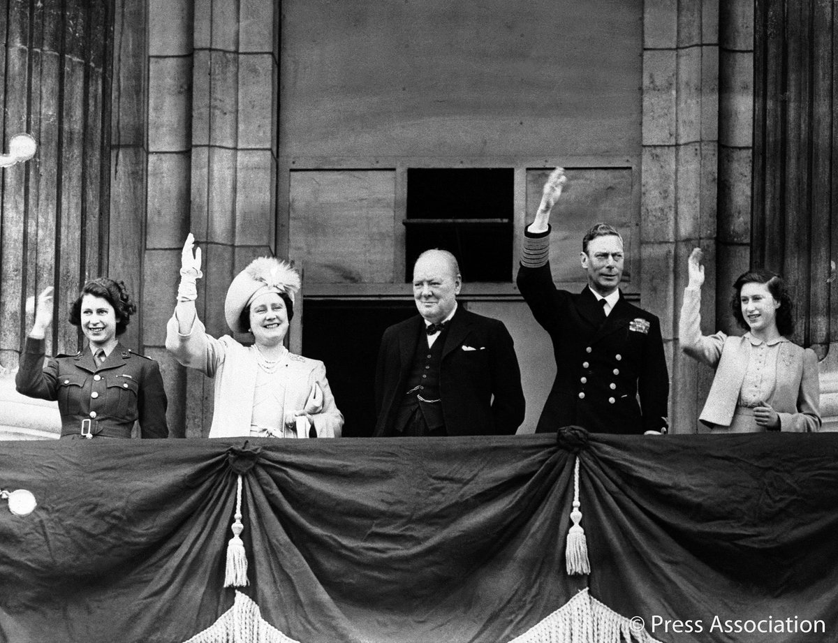 I’ve gotta say this is an awesome photo of the Royal Family with Sir Winston Churchill on the balcony of Buckingham Palace #RoyalFamily #QueenElizabeth #QueenElizabethII #PrincessMargaret #KingGeorgeVI #QueenMother #SirWinstonChurchill #BuckinghamPalace