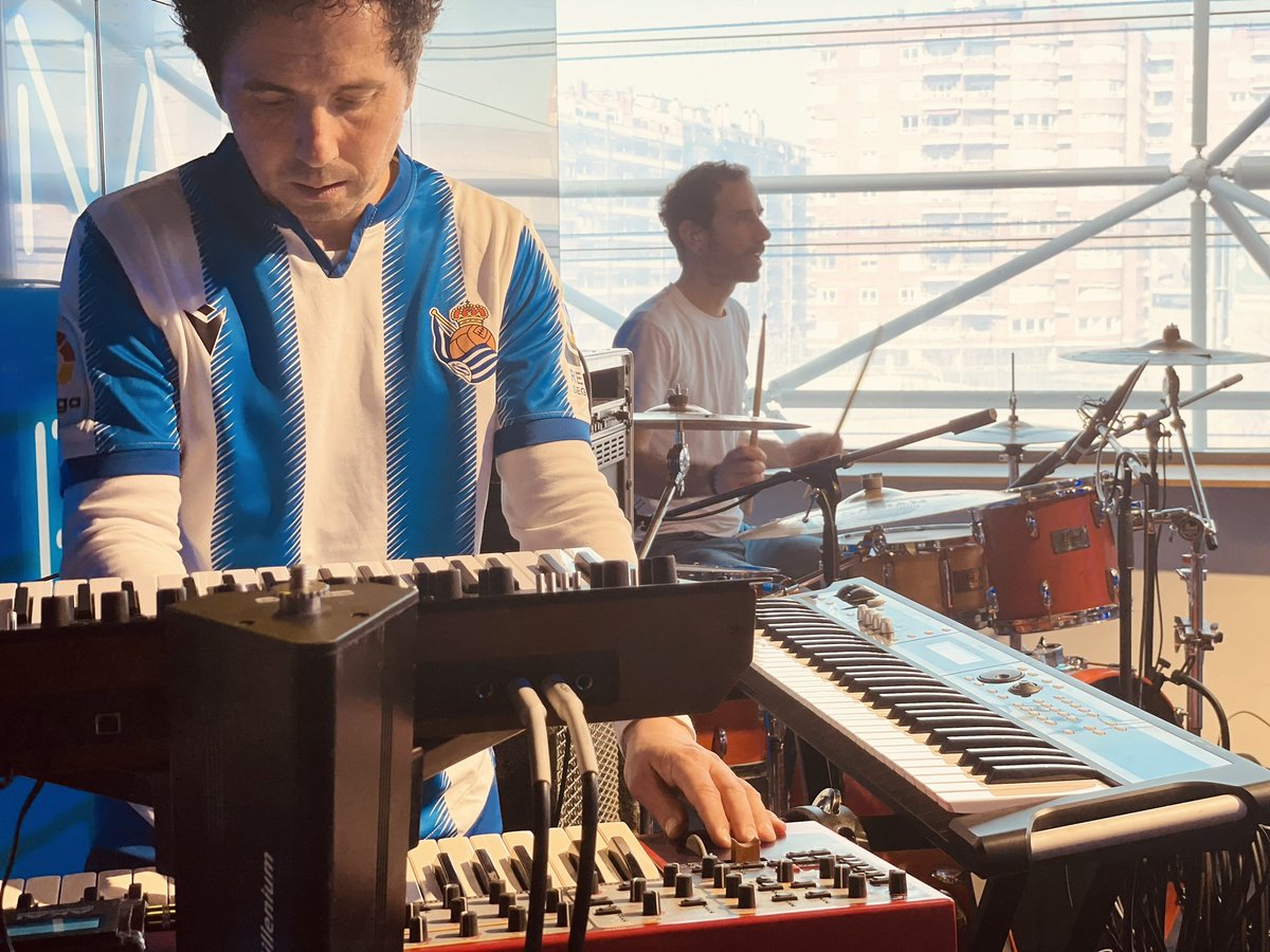 _naturalproject's tweet photo. No tenemos palabras para explicar el orgullo que ha supuesto para nosotros tocar hoy en el estadio de nuestro equipo @RealSociedad antes del partido contra el Celta.
Lástima ese empate en el descuento!😬

#naturalprojectband #naturalproject #RealSociedadCelta #musica #concierto https://t.co/qa9kJbqIOu