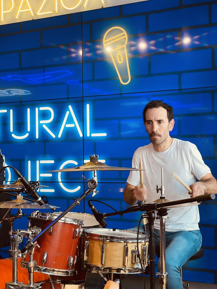 _naturalproject's tweet photo. No tenemos palabras para explicar el orgullo que ha supuesto para nosotros tocar hoy en el estadio de nuestro equipo @RealSociedad antes del partido contra el Celta.
Lástima ese empate en el descuento!😬

#naturalprojectband #naturalproject #RealSociedadCelta #musica #concierto https://t.co/qa9kJbqIOu