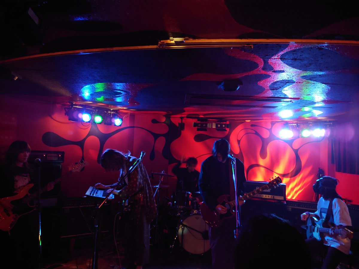 nakaken123123's tweet photo. 昨日東高円寺U.F.O. CLUBでHIJOSENのライブを観た。HIJOSENのライブを観るのは今回が初めて。ポップなメロディで進行していくにつれノイズが増し轟音に展開していく感じが凄く良かったです😆またライブを観てみたいです👍
#HIJOSEN https://t.co/1hfaN8WQ9D