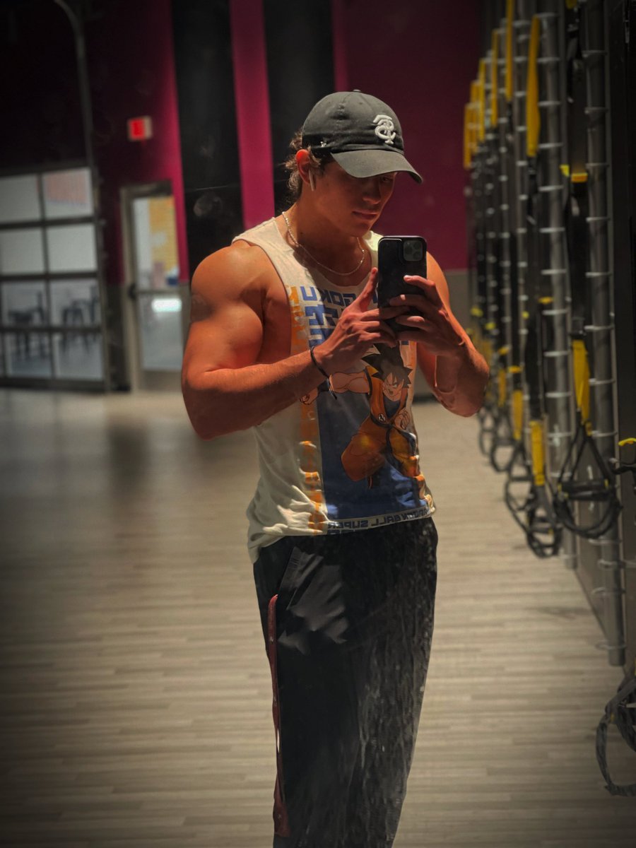 BACK/BI ACTION TODAY. Ever since I was sick I’ve been one day off my usual schedule. BUT I DIDNT LET THE HABIT DIE. Persevere. ❤️💪🏼
GO TO THE GYM. 😁😁