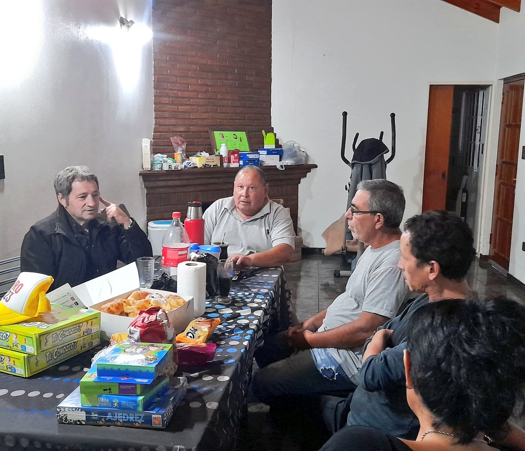 BeronTaxi's tweet photo. #MATEAMOS🧉 con #vecinos del #Barrio de Los Hornos, charlamos de todo y compartimos con esta gran #familia👨‍👩‍👧‍👧 muy trabajadora y emprendedora. 

@JulioGarro
#JG2023
#CASADELPUEBLOPERONISTA https://t.co/a0vknsw4Cb
