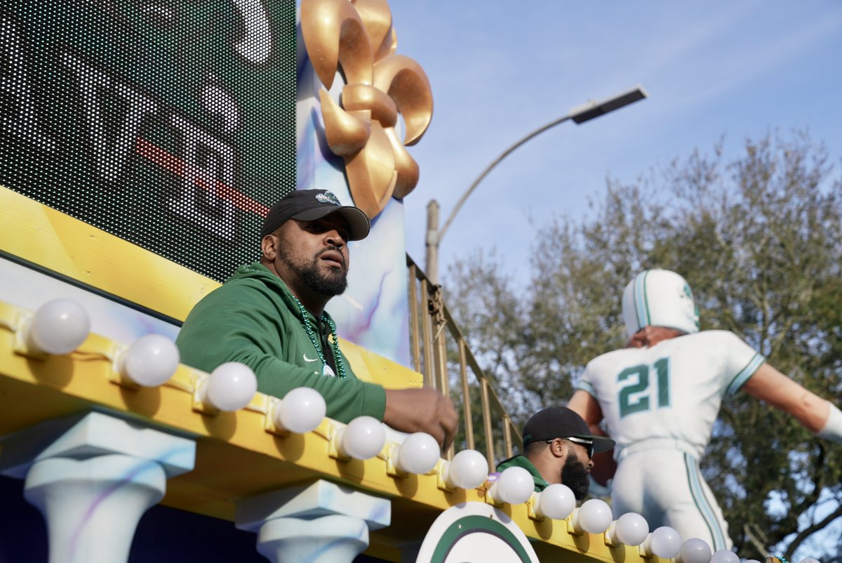 GreenWaveFB's tweet photo. Off and rolling! 🌊⚜️🎭🎊
#RollWave | #HailEndymion https://t.co/e7S4Ec7dlu