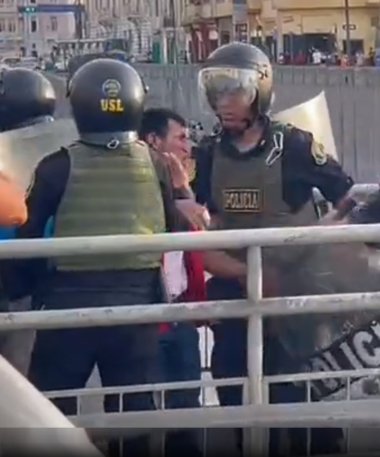 aldiaperupe's tweet photo. #ParoNacional: 5 policías abusando de un manifestante de provincia que quiere alzar su voz de protesta pacífica contra el régimen de Dina Boluarte en pleno centro de la capital #Lima. No sucede en una provincia olvidada, es en Lima.

#TAG: Lambayeque Cajamarca Piura Zaira https://t.co/DIelTU1IMc