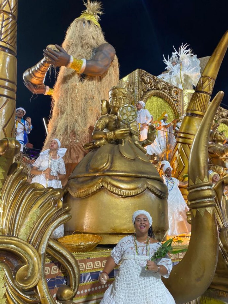 Prefeitura_Rio's tweet photo. Com o enredo "Liberte o nosso sagrado", a escola de São João de Meriti vai homenagear Mãe Meninazinha de Oxum e falará sobre o racismo religioso. 

Sente o axé da Unidos da Ponte! 🔵⚪️

#Carnaval2023 https://t.co/JLjNymDYzl