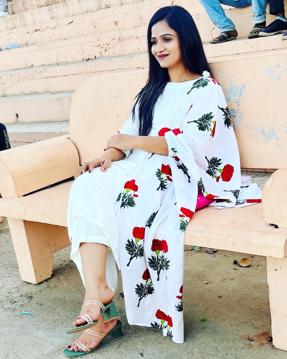 હું તો સંબંધની પાકી ખેલાડી છું 
  રમતમાં મારી જિંદગી હોય પણ કોઈની 
  જિંદગીમાં મારી રમત ના હોય !!