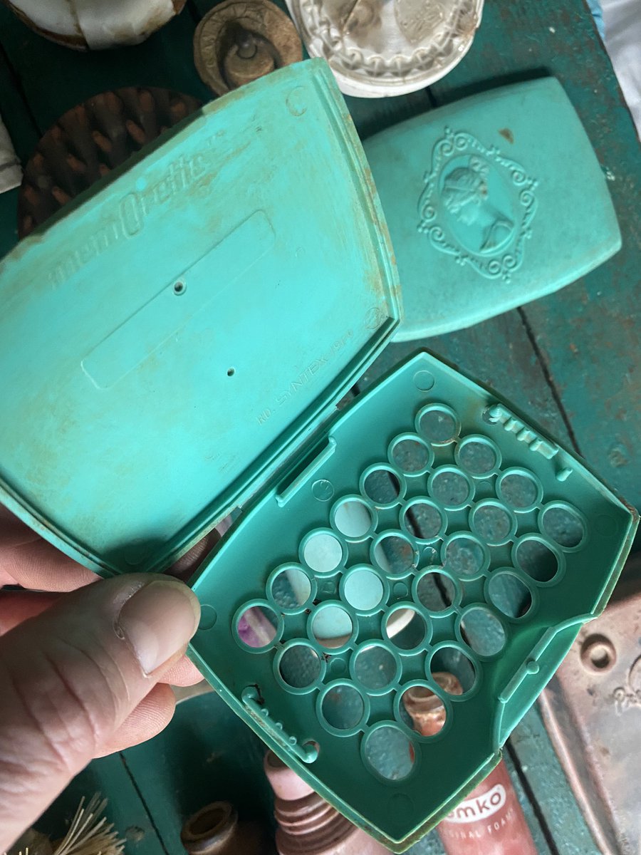 FraserRiverFind's tweet photo. Vintage toiletries.
Even got a Coco Chanel bottle in the mix. To think that these have been in and along the waterways for so many decades just waiting to be noticed.
#fraserriverfinds
#beachcombingfinds
#savethefraser
#prettyugly https://t.co/iZhhHQKqdZ