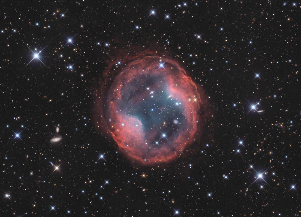 1/8 Ne cherchez pas : c’est la meilleure image jamais prise de cet objet céleste… L’équipe de l'Observatoire C2PU est heureuse, fière, et, disons-le, émue, de vous présenter ce champ galactique prodigieux de la constellation du Lynx…