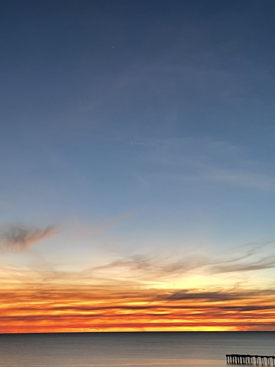 suicop's tweet photo. Jupiter (top) Venus (middle) over smokey sky in Panama City ⁦@spann⁩ https://t.co/n581WCJSad