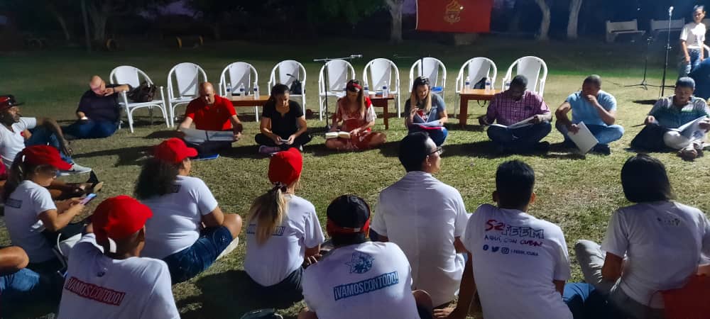 AylinAlvarezG's tweet photo. Ya estamos en #Camagüey. Cae la noche y con sus dirigentes juveniles intercambiamos sobre la Estrategia para fortalecer el papel integral de la @UJCdeCuba en el presente y el futuro del país. #Cuba @MeyvisEstevezE @DiazCanelB @DrRobertoMOjeda https://t.co/MAElI70bf5