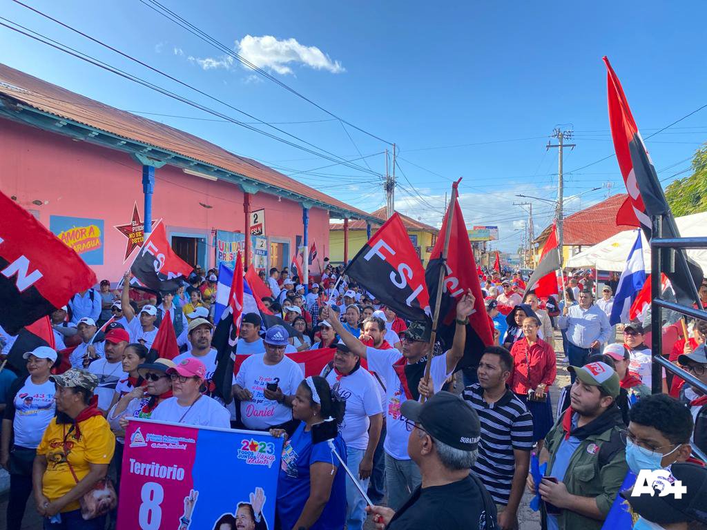 AdelanteSiempr_'s tweet photo. #Nicaragua 🇳🇮 | Las familias de #Juigalpa con mucha alegría salen a demostrar que el legado de Sandino siempre estará vivo conmemorando así el 89 aniversario de su muerte.✊🏻🇳🇮🔴⚫🚶🏻‍♂️🚶🏻‍♀️

La soberanía no se discute, se defiende con las armas en la mano.💪🏻

#SandinoPatriaYLibertad https://t.co/DuN52amJo2