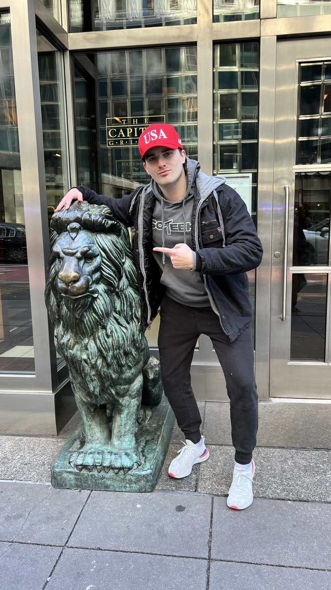 SoTeeko's tweet photo. Fun with the one ❤️
#InNewYork https://t.co/miGfIGuNkm