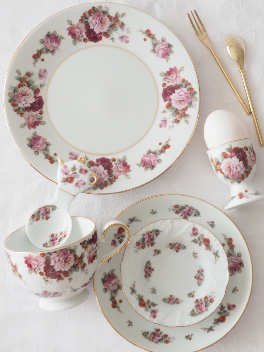 yokohama_momody's tweet photo. 赤薔薇と小さなベリー🥀
モーニング食器セット🥐🧺 https://t.co/K8e71yokCe