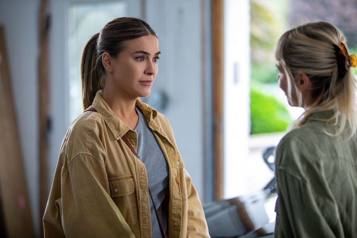 LifetimeUncork's tweet photo. Brown hair, do care! CHRISHELL is in a Lifetime movie??!!
A Rose for Her Grave 8/7c on #lifetime
#aroseforhergrave #chrishellstause #randyroth #lifetimemovies https://t.co/uXbolHFiJd