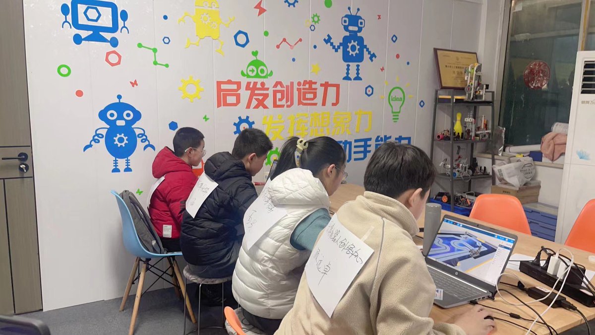 amychan301's tweet image. Over 2000 students participated in the finals super AI online competition yesterday, they try best to challenge themselves.#Robot #Competition #STEM #RobotCompetition #code #SuperTrack #Programming #Scratch #STEMEducation #RoboSim #ZMROBO #Kids #Platfrom #Contest #virtual #online