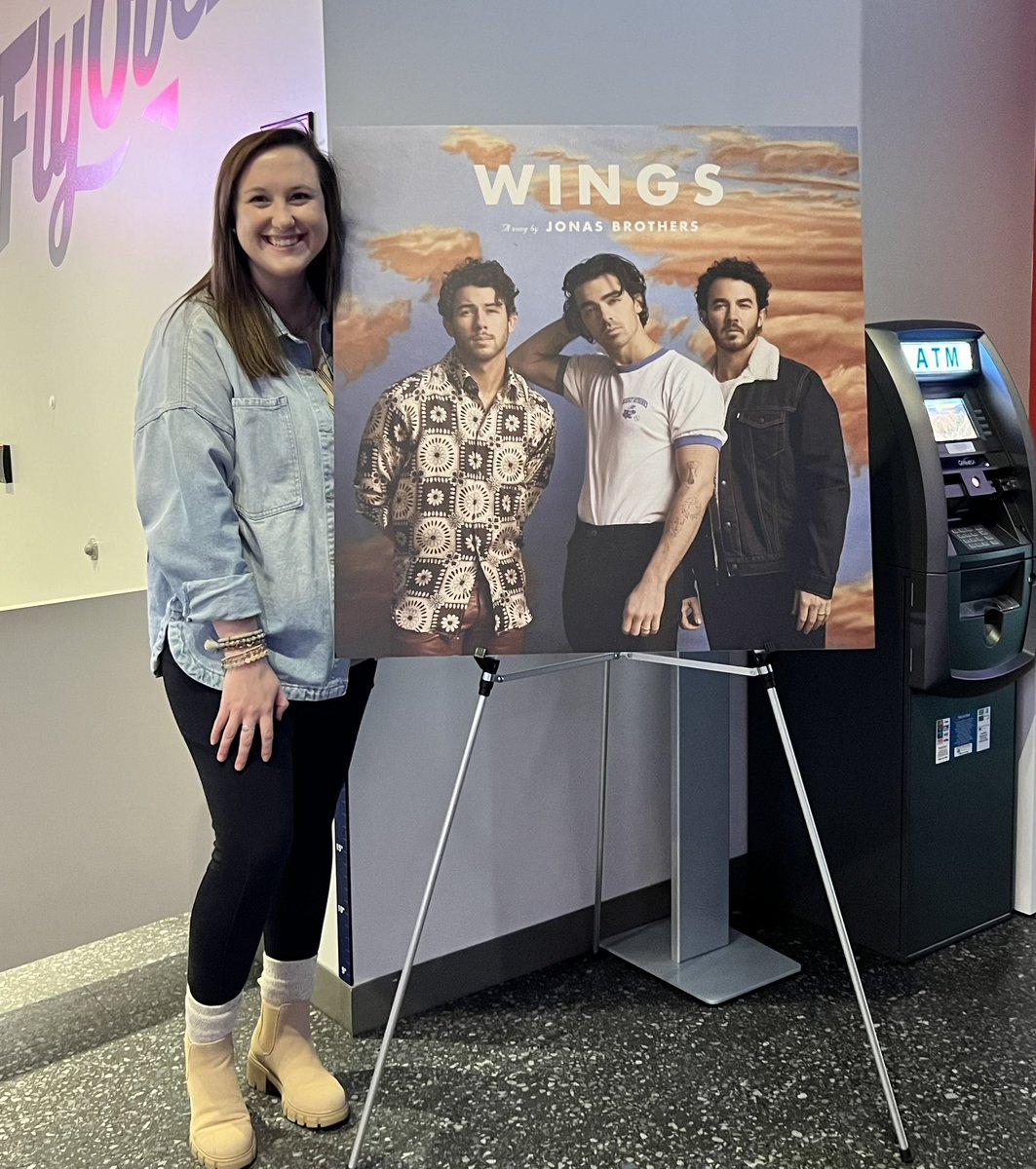 malmalmj's tweet photo. There are no words to adequately describe The Album. The vibe, the styleโฆjust perfection. Very thankful the @jonasbrothers did this for their fans! #thealbum #theflyover #JonasBrothers @joejonas @nickjonas @kevinjonas @DJCYNTHISIZER https://t.co/tRkYVvFIcW
