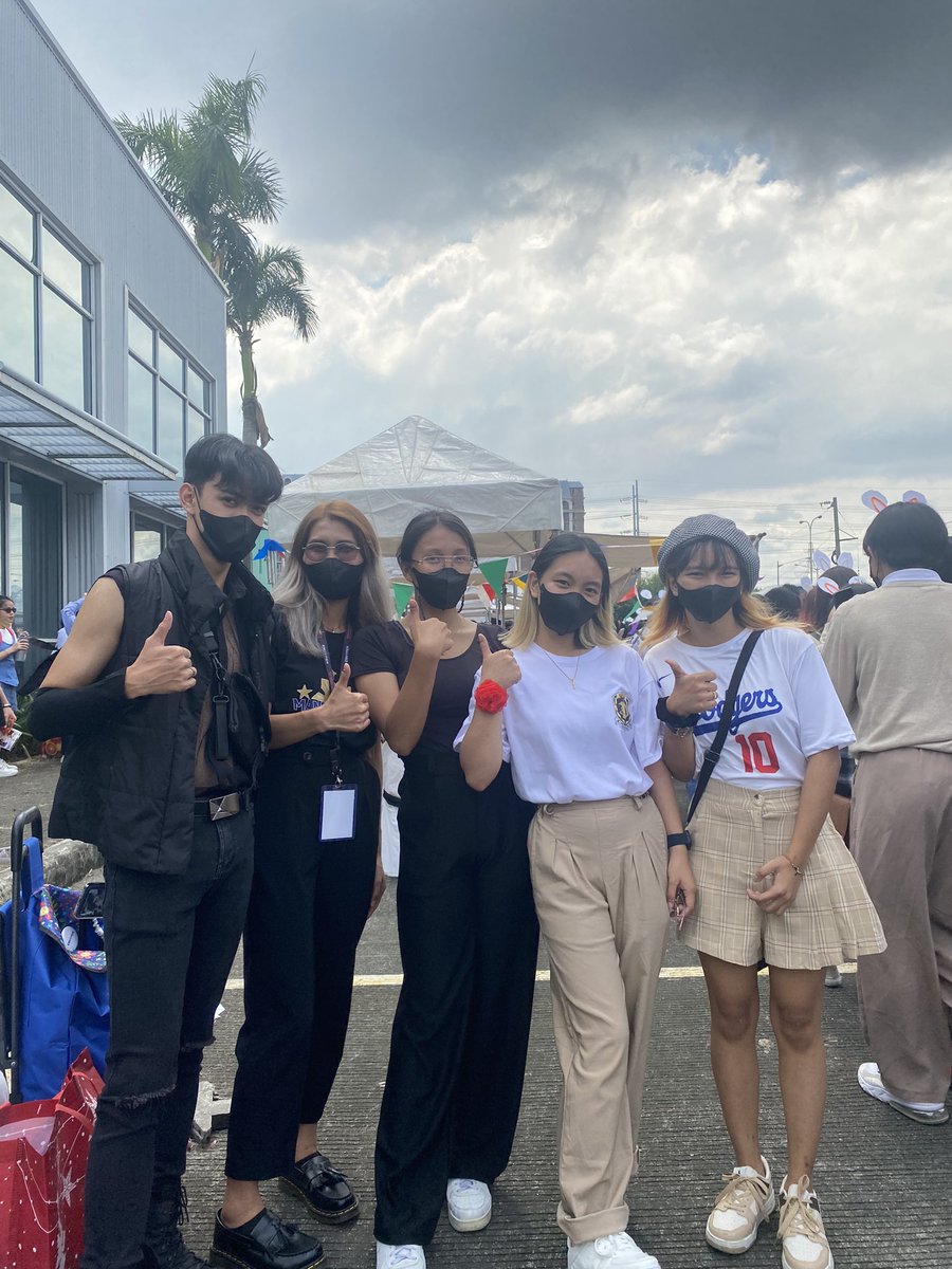 Mlkcrrtkai's tweet photo. sad era first meet up *insert others 

@sunootteok @NishiJaz @adelle @simplymissd_ https://t.co/2Clkh3vSfs
