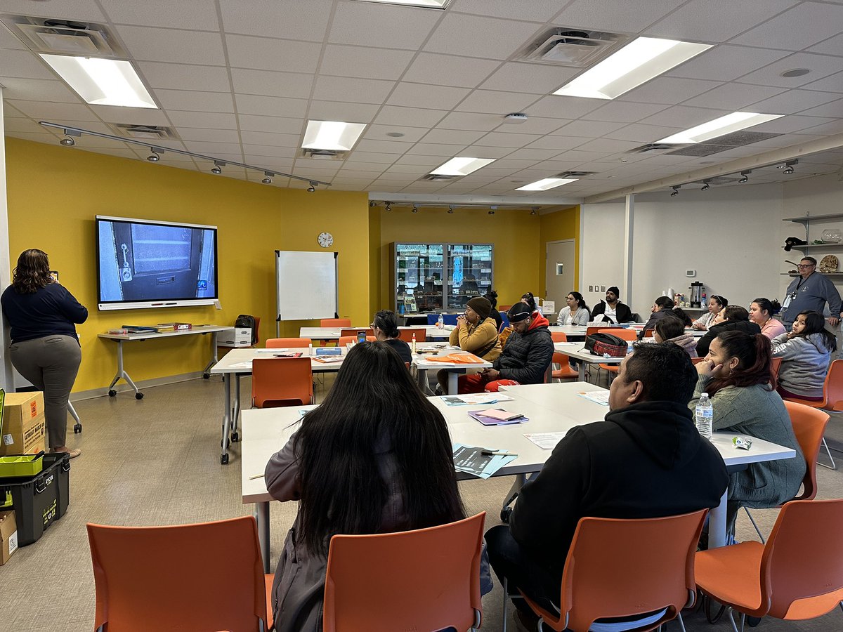 JonDowding's tweet photo. Fue un placer para tener la oportunidad de hablar con la comunidad hispanohablante en @NPSchools sobre En Punto de @WAVY_News! Este programa fue creado para servir como un recurso para la comunidad. Ojalá que siga creciendo en el futuro para ayudar a más gente. https://t.co/SKqayfPTcQ