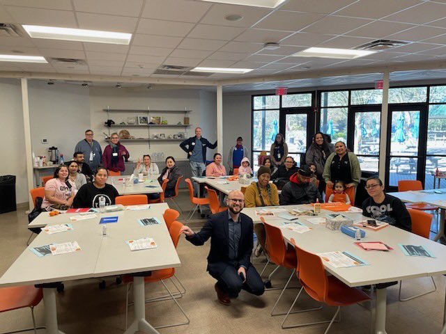 JonDowding's tweet photo. Fue un placer para tener la oportunidad de hablar con la comunidad hispanohablante en @NPSchools sobre En Punto de @WAVY_News! Este programa fue creado para servir como un recurso para la comunidad. Ojalá que siga creciendo en el futuro para ayudar a más gente. https://t.co/SKqayfPTcQ