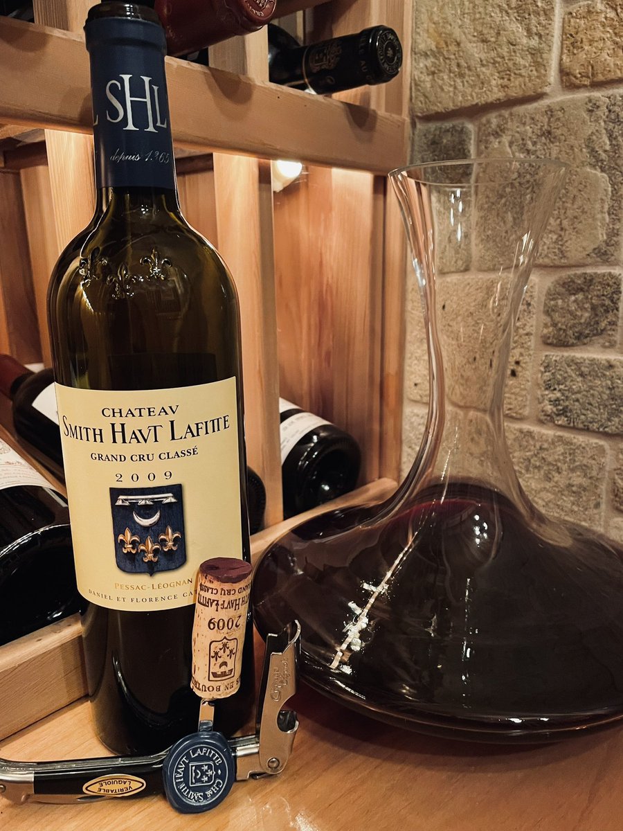 BartlettBacchus's tweet photo. 2009 Chateau #SmithHautLafitte This is the best vintage I’ve ever had from this Chateau. Blue and black berries, licorice and a subtle hint of black cherry. A powerhouse. #Bordeaux #Wine https://t.co/7eCq6fwyAl