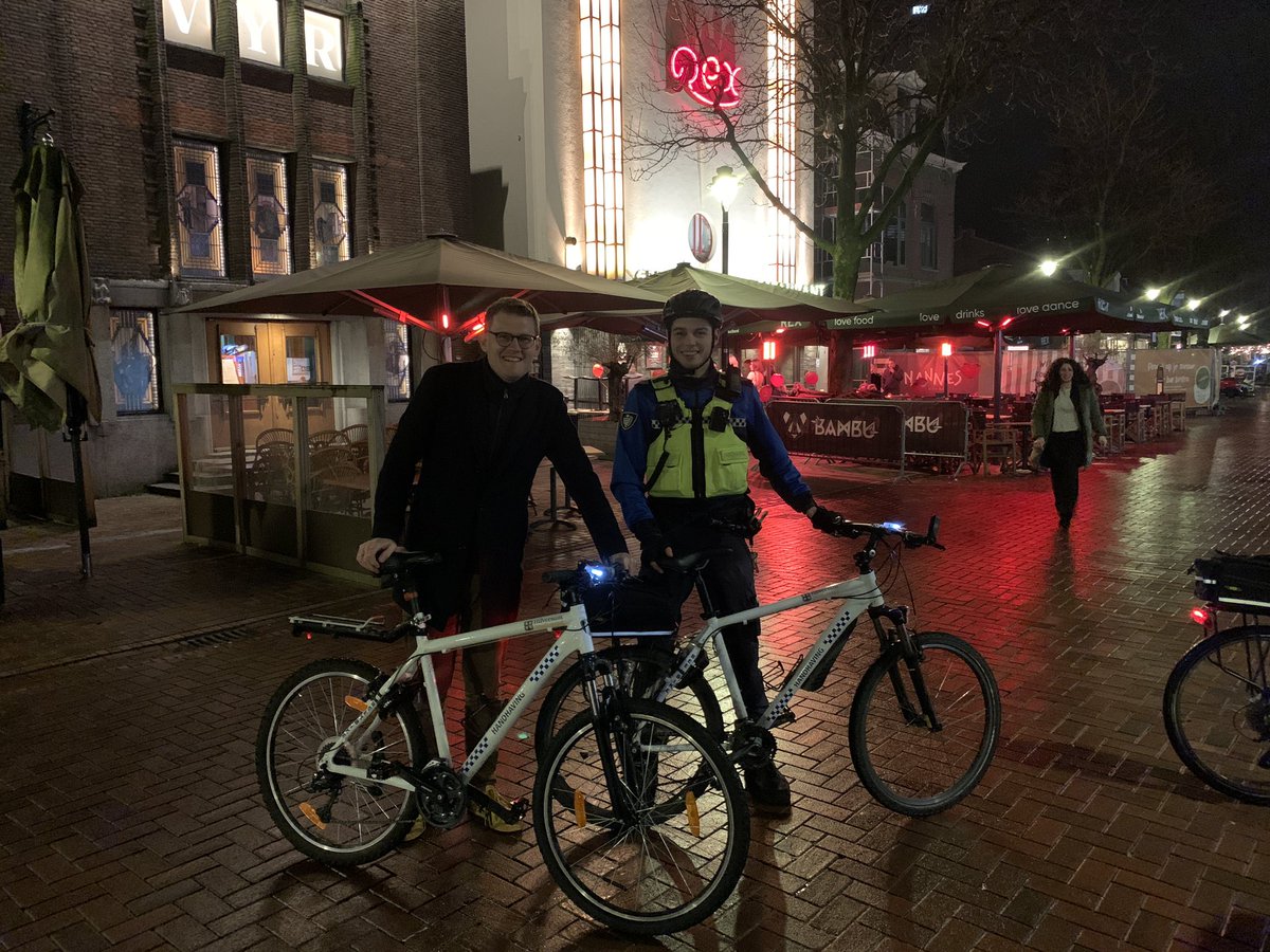 Werkbezoek jeugd BOA’s van <a href="/GemeenteHsum/">Gemeente Hilversum</a> met afsluitend de Horeca dienst in het centrum #Hilversum. 

Erg onder de indruk van de aanpak en de samenwerking met <a href="/POL_GooienVecht/">Politie Gooi en Vechtstreek</a>. 

De echte dienst begint nu pas voor de mannen en vrouwen die het centrum veilig en leefbaar houden.