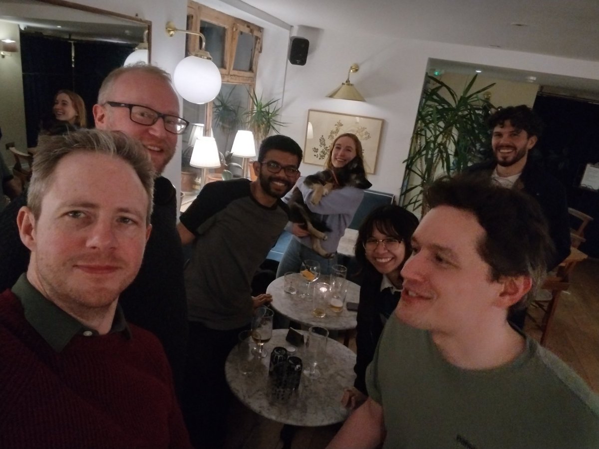 Durham Panpsychism Club the last to be kicked out the bar. Honorary non-panpsychist members <a href="/Disagreeable_I/">Disagreeable Me</a> &amp; Kai the illusionist dog. @_JackSymes captured refuting my argument.